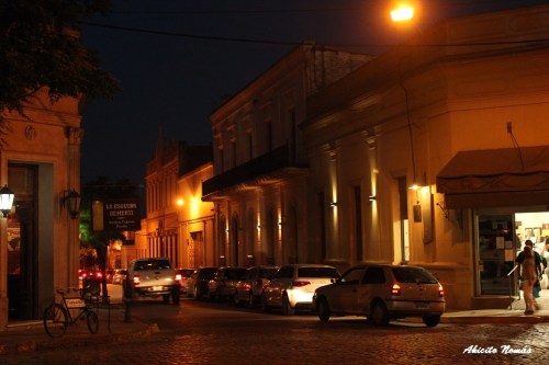 El movimiento y luces de los autos contrastan con las edificaciones coloniales