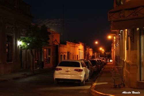 Las calles de Areco son tan pintorezcas durante el día como por la noche.