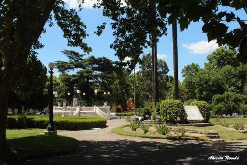 La plaza Arellano, frente a la iglesia, se mantiene por demás prolija.