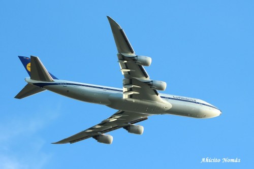 B747-8 DABYT contra cielo celeste