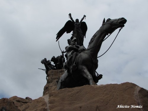 Monumento desde abajo