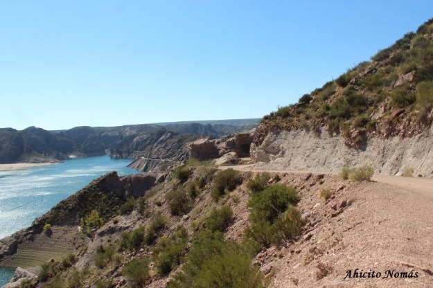 Camino bordeando el lago