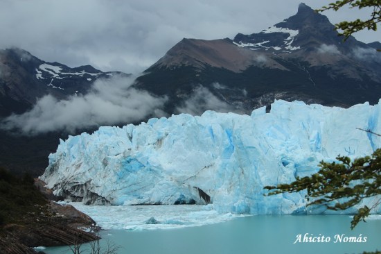 Glaciar sobre la costa a lo lejos