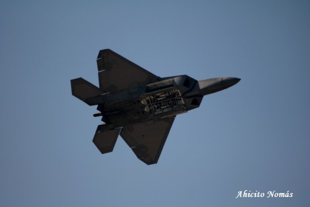 F22 panza abierta
