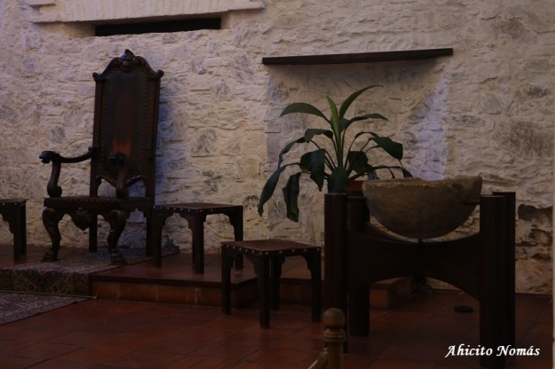 Sillon y pila bautismal