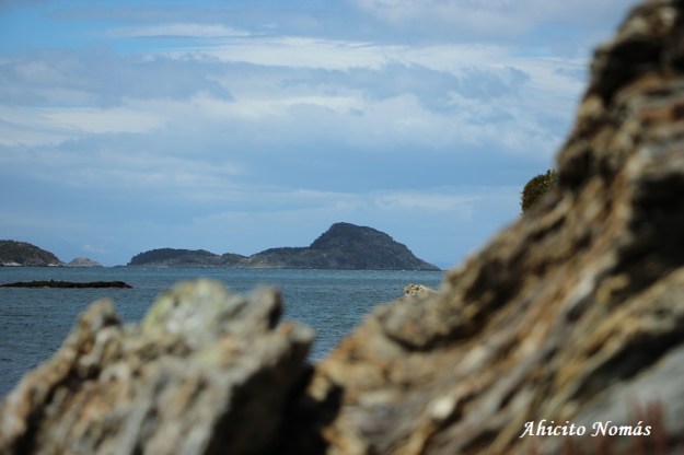 Desde atras de las rocas