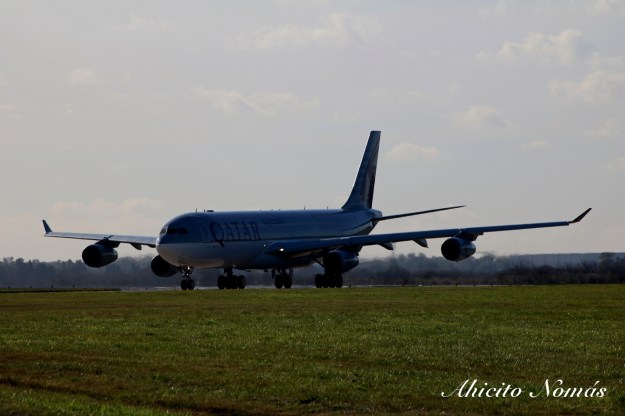 A340 A7-AAH gira en cabecera