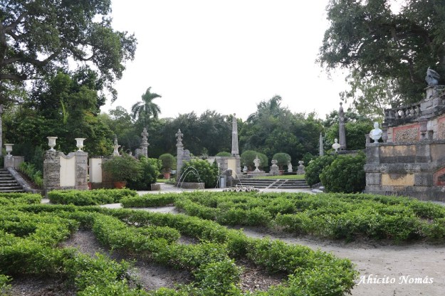 Ornamentos por todo el jardin