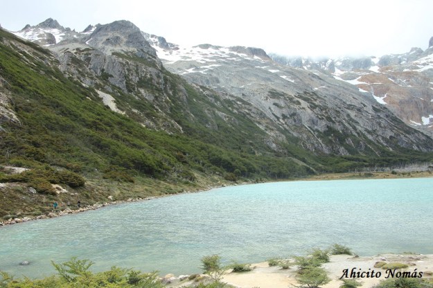 Caminantes en la orilla