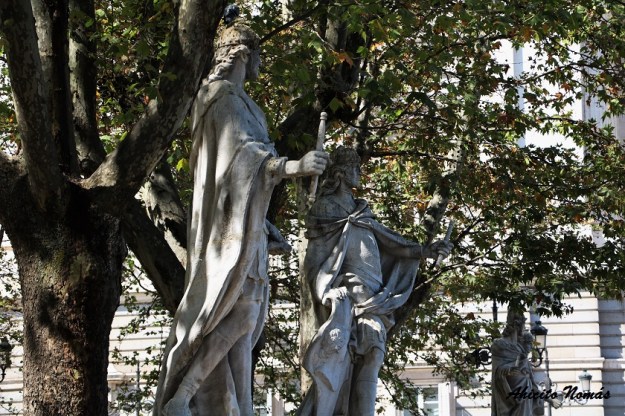 estatuas-frente-al-palacio