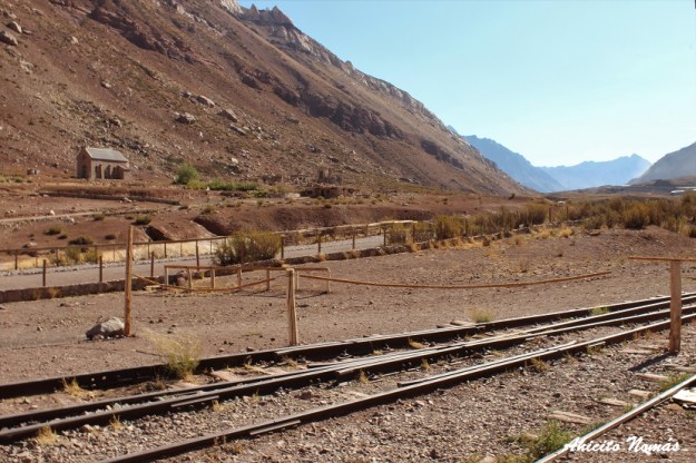 vias-frente-a-la-capilla